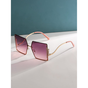 Gafas de sol elegantes con montura cuadrada y tachuelas - Product Image 2