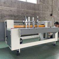 Machine d'assemblage automatique de cloisons en carton ondulé