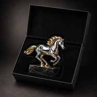 Trophée équestre personnalisé bicolore avec cheval argenté, crinière dorée et base en marbre