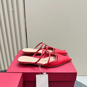 Mules de Piel Negra con Punta en Pico, Doble Correa y Detalles Dorados para Mujer - Product Image 5