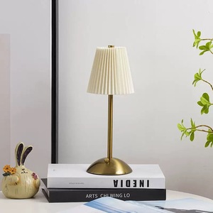 Lámpara de Mesa Moderna de Tela Plisada con Forma de Paraguas de Metal Regulable Lámpara de Ambiente para Dormitorio y Mesita de Noche Luz de Noche Táctil Recargable - Product Image 3