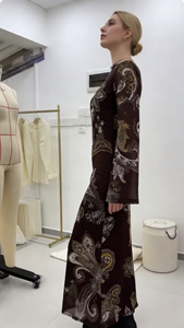 Abito di Lusso Vintage con Stampa Paisley, Collo Rotondo e Design in Rete Sensuale che Esalta il Fascino Retrò - Product Image 6