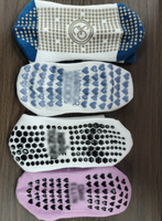 Chaussettes de yoga Pilates avec motifs avec logo personnalisé antidérapant Gym Fitness fraise collant broderie Logo à froufrous à volants Grip