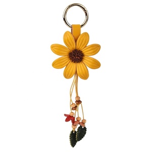 Porte-clés en cuir PU tressé style bohème avec pampille pour sacs et voitures – Breloque 3D écologique en forme de fruit/panda - Product Image 1