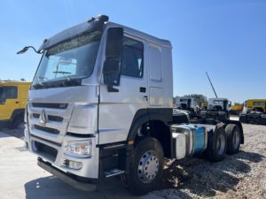 Camión Tractor Logístico Usado Sinotruk Euro2 Diésel 6X4 con Volante a la Izquierda, HOWO de 10 Ruedas, Capacidad de Carga de 21-30T, 371hp, Cámara Trasera de 360° - Product Image 4