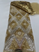Tissu en dentelle de luxe brodé de fleurs dorées, de perles et de sequins, avec une broderie lourde de perles