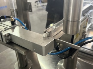 Máquina Automática de Llenado y Tapado de Dosis Pequeñas de Plástico para Bebidas, Mesoterapia, Gel, Aceite, Pegamento, Jeringas Prellenadas de Alta Precisión - Product Image 6