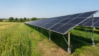 Système de montage de panneaux solaires photovoltaïques verticaux optimisé pour les clôtures de pâturages, permettant de gagner en surface pour les fermes solaires