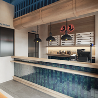 Vitrine de présentation en placage de bois pour restauration rapide tendance, peinture texturée + grille en bois, éclairage LED personnalisé, étanche