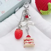 Porte-clés en alliage de zinc fait main, motif gâteau aux fraises, breloque alimentaire, bijou pour femme, accessoire de sac, vêtements, voiture, cadeau pour filles