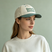 Casquette de baseball en coton bicolore contrastée, style streetwear tendance, avec broderie 3D sur le devant, pour un look urbain décontracté.