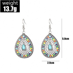 Boucles d'oreilles pendantes rétro bohèmes turquoise goutte d'huile, en alliage sculpté, colorées, très tendance pour fêtes, mariages et cadeaux - Product Image 4