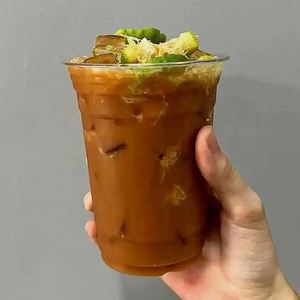 Vaso de Plástico PET Desechable Ecológico con Impresión Personalizada, de Pared Simple, Transparente, con Tapa Plana o de Burbuja, para Bebidas - Product Image 1
