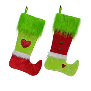 Chaussettes de Noël en feutre rouge et vert pour les décorations de Noël en famille - Product Image 4