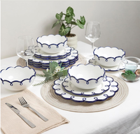 Service de vaisselle en porcelaine blanc brillant, assiettes et bols, bordures festonnées bleu marine, vaisselle personnalisée écologique pour restaurants et hôtels