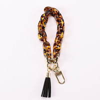 Porte-clés élégant en acrylique avec bracelet à pompon pour femme, idéal pour clés de voiture et breloque de sac