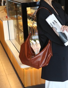 High Quality Women's Genuine Leather Shoulder <b>Bag</b> Luxurious Retro Style <b>Crossbody</b> <b>Bag</b> Fashionable Large Capacity Ladies <b>Bag</b> - Product Image 1