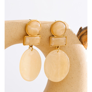 JINYOU 2372 Pendientes de Diseño Moderno Hipoalergénicos de Resina con Forma Geométrica para Mujer - Product Image 4