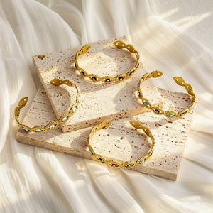 Bracciale Aperto di Alta Gamma in Acciaio Inossidabile Placcato Oro 18k con <span class=keywords><strong>Occhio</strong></span> Blu Traforato e Gocce d'Olio, Bracciale Regolabile alla Moda con Motivo <span class=keywords><strong>Occhio</strong></span> di Allah - Product Image 1