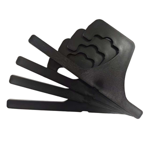 Cintre à vêtements en plastique noir avec crochet pour l'organisation et le rangement des vêtements dans les armoires et placards - Product Image 2