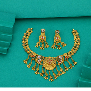 Conjunto clásico de collar indio de oro con detalles de acabado antiguo y pendientes a juego, perfecto para novias. - Product Image 1