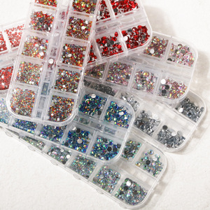 Caja de 12 Rejillas de Accesorios para Uñas Acrílicas, Cristales Grandes AB Blancos y Rojos de Fondo Plano, Diamantes de Imitación Mixtos en Caja - Product Image 3