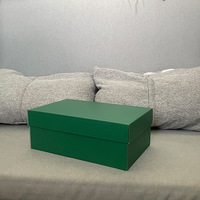 Boîte d'emballage de chaussures de stockage coloré en papier ondulé brun avec revêtement UV et conception de dossier en relief de stratification mate