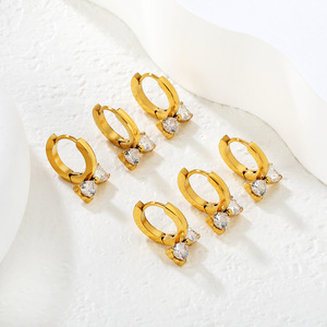 Pendientes Huggie en tono dorado con circonita blanca y diseño de mariposa, pendientes de tuerca para uso diario para mujer - Product Image 2