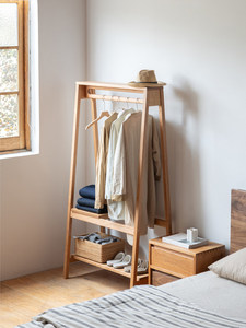 Perchero de pie minimalista japonés de roble macizo rojo para dormitorio - Product Image 2