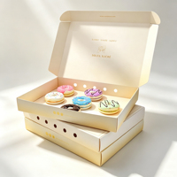 Boîte d'expédition ondulée blanc chaud avec fenêtre découpée en forme de fleur, imprimée à l'intérieur, pour desserts et friandises, idéale pour les petites entreprises