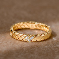 Anillo de Oro de 18K con Diamantes Cultivados en Laboratorio, Diseño de Cinta Tejida con Diamantes Baguette Cónicos, Estilo Bellesiora, Disponible en Versiones Anchas y Estrechas