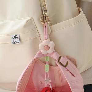 Gancho para mochila con forma de flor Luofanni para viajes al aire libre con diseño colorido y función antipérdida - Product Image 2