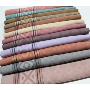 Pañuelo Cuadrado Jacquard Liso Wafa con Diseño Enmarcado, Mezcla de Poliéster y Viscosa, 110x110 cm, Acabado Mate, Pañuelo para la Cabeza de Mujer - Product Image 6