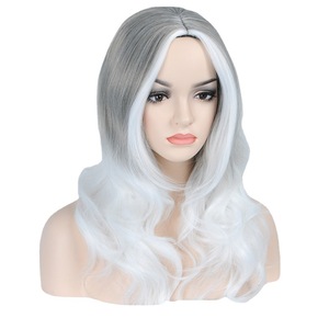 Venta al por mayor del fabricante: Peluca completa de cabello largo rizado con raya en medio para <span class=keywords><strong>mujer</strong></span>, color <span class=keywords><strong>gris</strong></span> <span class=keywords><strong>ceniza</strong></span> con bloques de color, grandes ondas, sintética, resistente a altas temperaturas. - Product Image 5