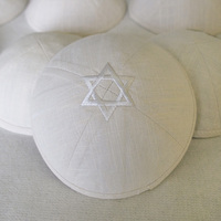 TopKipot Kippah de lino Beige con bordado de estrella de David, sombrero personalizado de Bar Mitzvah Judaica Yarmulke, sombrero judío diario para regalo
