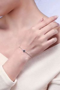 สร้อยข้อมือซินฟลาย ทองคำบริสุทธิ์ 18 กะรัต ประดับเพชรธรรมชาติ 0.17 กะรัต และไพลิน - Product Image 2