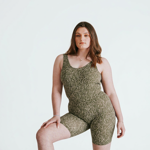 Mono estampado verde oliva de talla grande con tirantes finos, pantalones cortos de cintura alta, body de yoga elástico sin costuras - Product Image 1