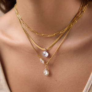 Collier pendentif en acier inoxydable plaqué bicolore étanche avec chaîne serpent chevrons et serti de zircone cubique ovale, vente en gros - Product Image 3