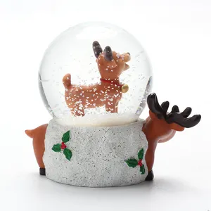Resina personalizada hecha de estatua de ciervo de Navidad en cristal Snowglobe