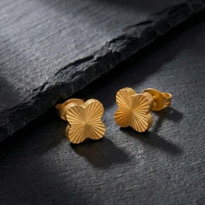 Juego de Joyería de Trébol de Acero Inoxidable con Baño de Oro de 18K, Textura de Rayos de Sol, Collar, Pulsera y Aretes, Sin Deslustre, Venta al por Mayor - Product Image 4