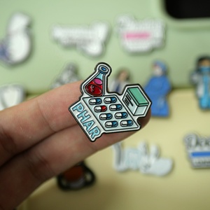 कस्टम डॉक्टर नर्स चिकित्सा उपकरण लोगो एनमेल पिन स्टिकर आधुनिक डिजाइन के साथ - Product Image 6