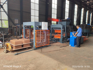 खोखले ब्लॉकों को बनाने के लिए हाइड्रोलिक प्रेस पीएलसी नियंत्रित इंटरलॉकिंग मशीन उच्च उत्पादकता सीमेंट निर्माण उपकरण - Product Image 2