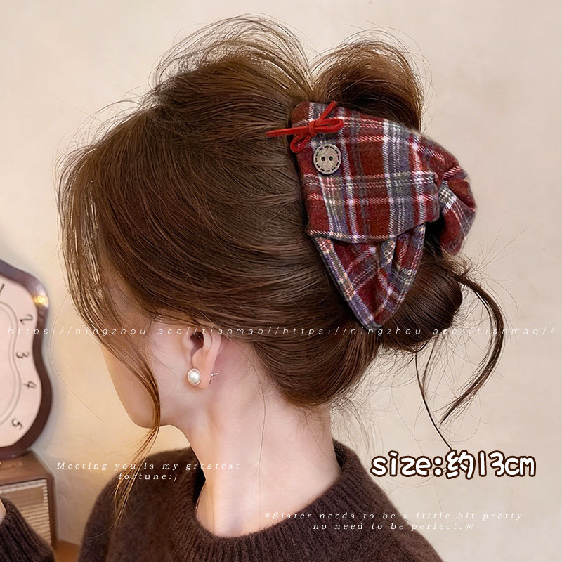 กิ๊บหนีบผ้าลายตารางหมากรุกสีแดงทรงสามเหลี่ยม จำนวน 3 ชิ้น ขนาดประมาณ 13 ซม.