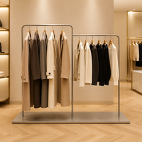 Porte-vêtements en acier inoxydable brossé argenté, style échelle, pour boutique, OEM ODM, taille personnalisée