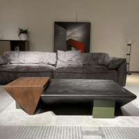 Ensemble de tables basses en bois de style mid-century modern avec design asymétrique, pieds verts et options de forme personnalisées