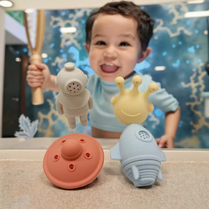 Nouveau jouet de bain personnalisé pour bébé, poupée de dessin animé pulvérisatrice d'eau, jouet de bain en silicone pour enfants - Product Image 6