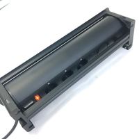 Prise de courant USB a + 3 EU USB-C intégrée dans la table de conférence Prise rotative motorisée rabattable avec chargeur sans fil inséré