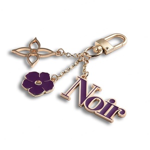 Porte-clés mini sac à main en métal émaillé souple, motif fleur violette ajourée, avec logo personnalisé - Product Image 2