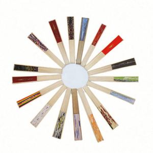 พัดไม้ไผ่ขนาด 21 ซม. ลายดอกไม้เพ้นท์มือ สไตล์ศิลปะพื้นบ้าน วินเทจ พร้อมปลอกผ้า ของขวัญทางธุรกิจ - Product Image 2