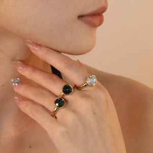 Anillo de compromiso de circonita gruesa de colores al por mayor, chapado en oro de 18k PVD, de acero inoxidable, resistente al agua, para mujer - Product Image 3